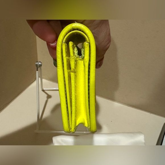 GUCCI Flora Zumi Compact Neon Yellow Leather Womens Bifold W/Dustbag and box - Picture 5 of 13